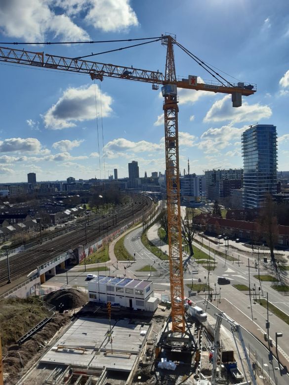 BOLD in Eindhoven | Bouwupdate
Vier maanden geleden startten wij met de bouw van kantoorgebouw BOLD. Inmiddels is de fundering gestort en de torenkraan staat klaar om de begane grondvloeren gereed te maken.