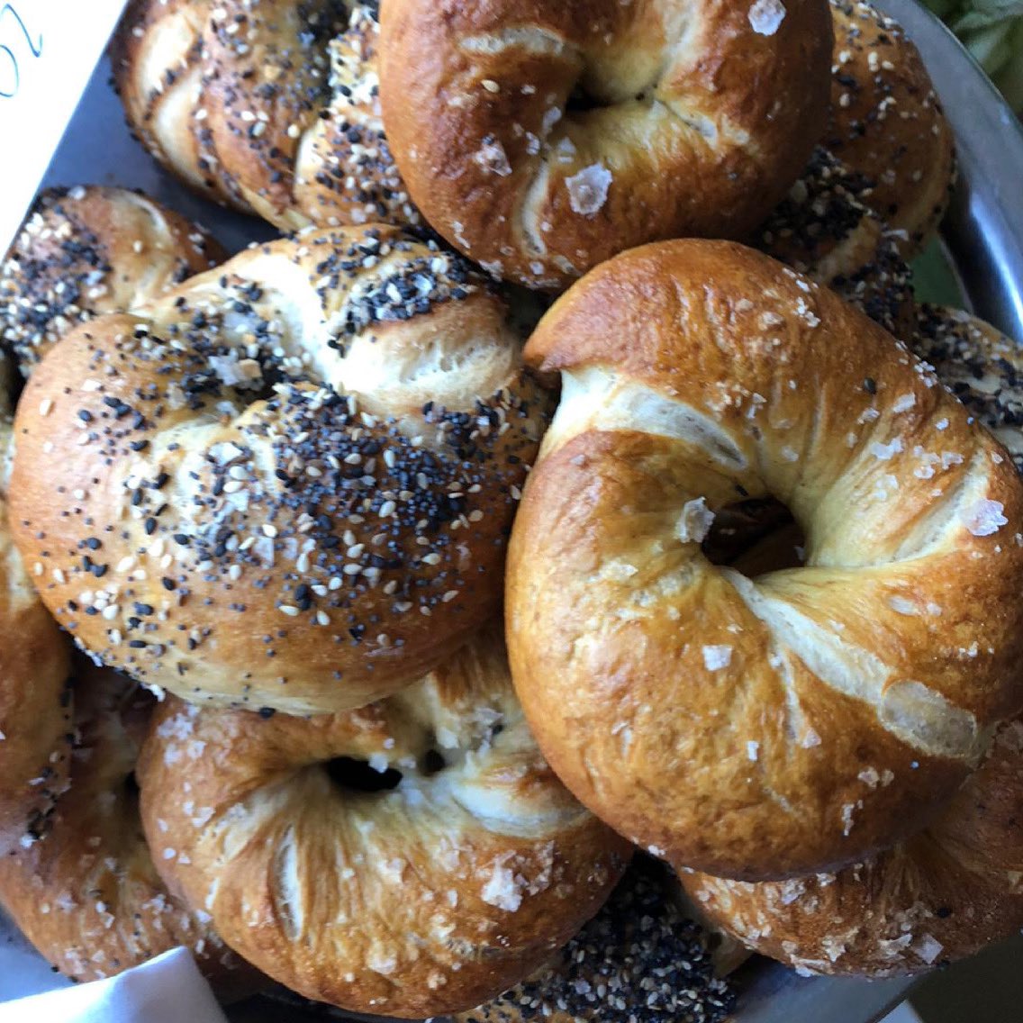 <a href="/CRemouillage/">cafe_remouillage</a> tovert het restaurant elke vrijdag om tot bakkerij! Voor de Paas borrelsnobtas van vrijdag 2 april maakt hij bagels en een kaneelbroodje. Bestel snel via deborreltas.nl, op = op.
#deborreltas #borrelsnobtas #complexsimplicity