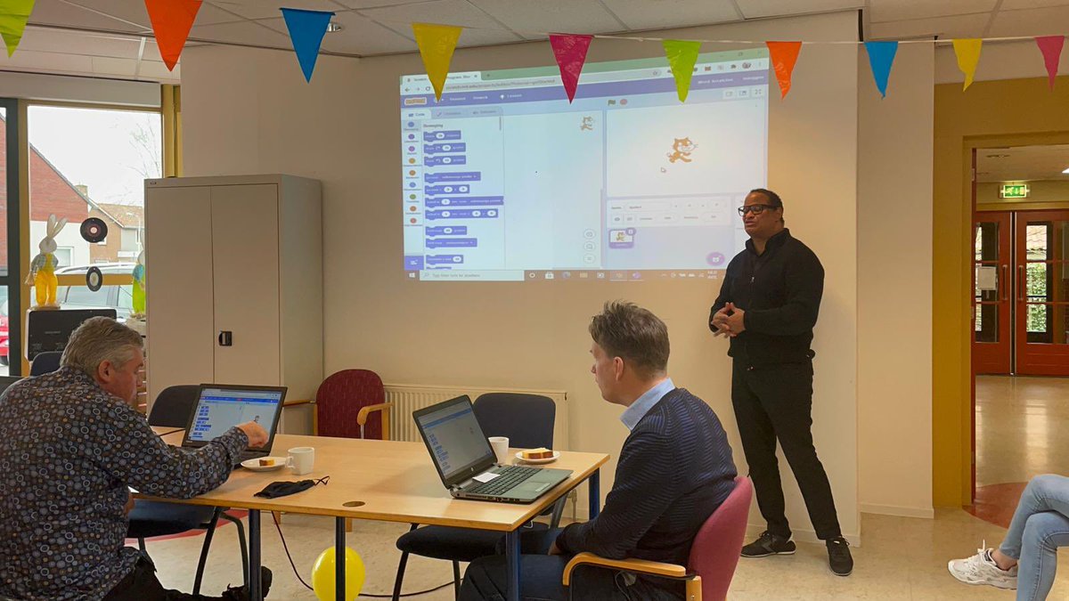 LFBWolvega's tweet photo. Gister is @StichtingEIF bij ons geweest voor de #Prokkel Ervaringsdeskundigen hebben gewerkt met het programma #Scratch om te leren hoe ze onder andere games kunnen bouwen. Er is veel talent en enthousiasme onder de #ervaringsdeskundigen! @Prokkel https://t.co/3nJAwUoxnH