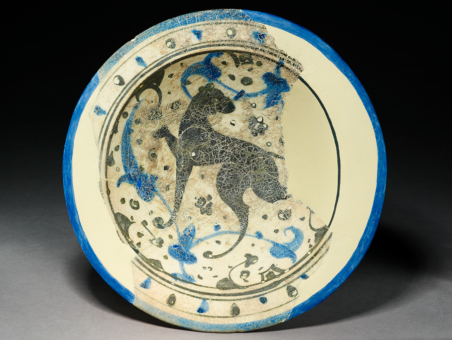 AshmoleanMuseum's tweet photo. Happy #PuppyDay! 

This fritware bowl decorated with a hunting dog comes from 13th-century Syria. This artwork is typical of the Syrian style of depicting animals at the time - caught in an 'arrested' stance, one of their front paws raised, their heads turned to the rear 🐶 https://t.co/KCDsbBnmPi