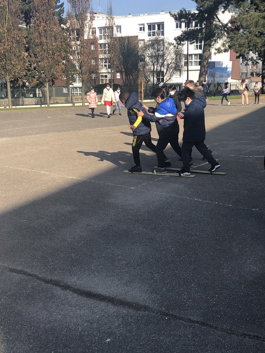 EcoleLh's tweet photo. Tout schuss dans la cour de l’école ce matin ! Pas simple pour tous la coordination... @HavreEst #recreation #skisdecoordination https://t.co/kyMqS0HhsN