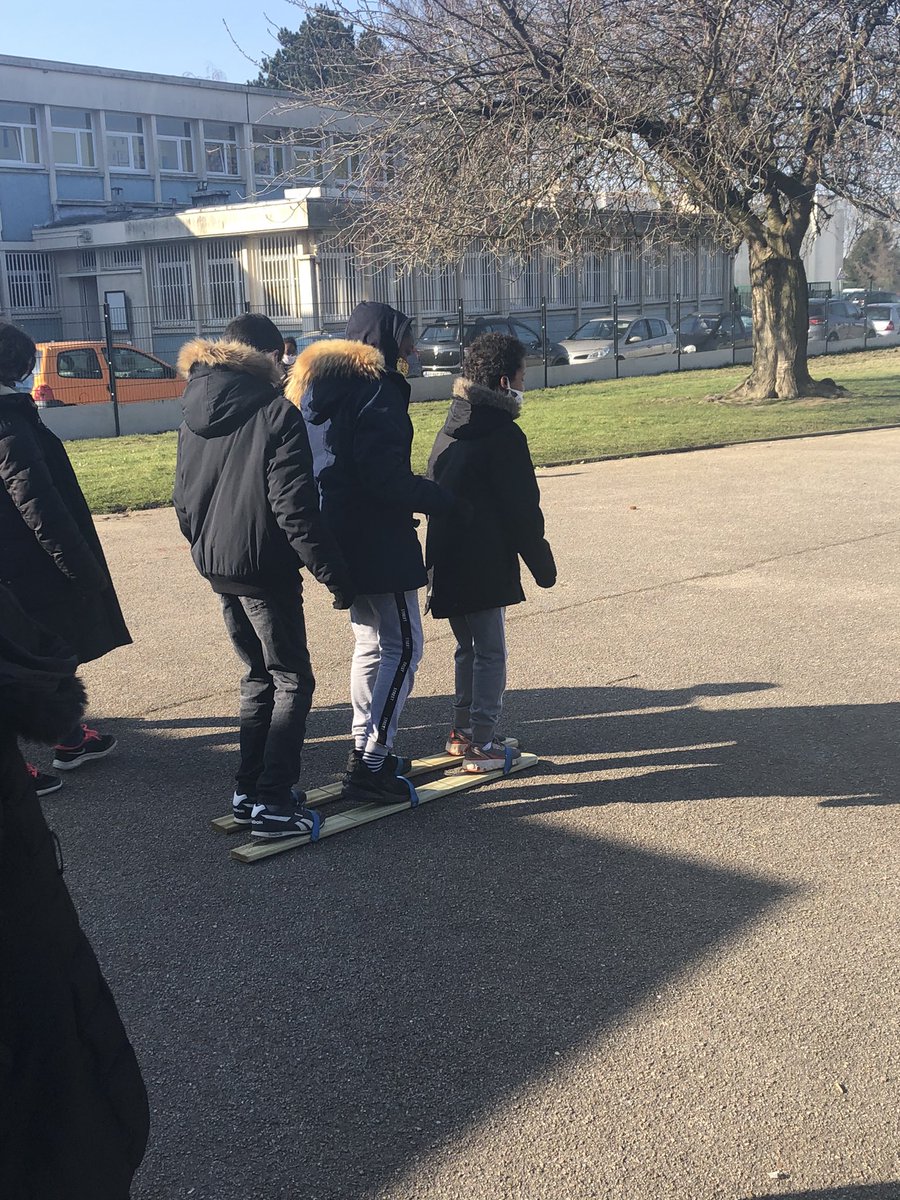 EcoleLh's tweet photo. Tout schuss dans la cour de l’école ce matin ! Pas simple pour tous la coordination... @HavreEst #recreation #skisdecoordination https://t.co/kyMqS0HhsN