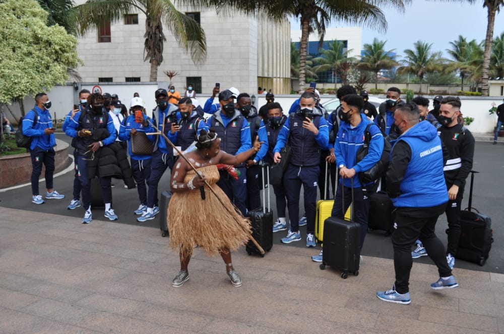 Revista_REG's tweet photo. Nzalang Nacional: La artillería de Juan Michá ya se encuentra en el país para enfrentarse a Tanzania este jueves

#RREG #NzalangNacional #GuineaEcuatorial #Deporte #Deporterey #Futbol #CAN2022 #Tanzania

https://t.co/kAsHT1sC4G https://t.co/fB6AiJHsMz