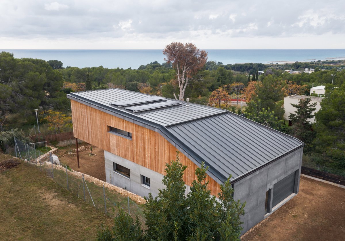 ARQUITIR1's tweet photo. En #tectonica, nuestra #casapasiva de #Vilanovailageltru #Bcn. Una #vivienda con una muy baja demanda energética y un muy alto nivel de #confort y #bienestar en la que hemos utilizado el panel Superpan Tech @GrupoFinsa https://t.co/7OJSXW8ijB #arquitectura #madera #Passivhaus https://t.co/ORBC1e1aFA