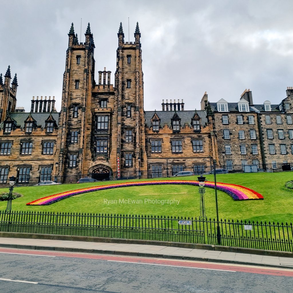 The floral #rainbowofhope on the Mound for #nationaldayofreflection #edinburgh