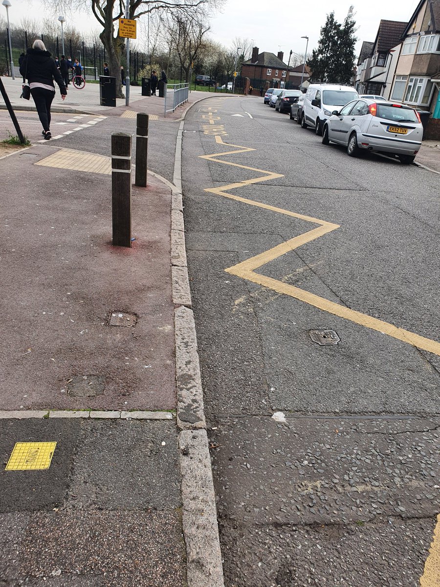 MPSBarkDag's tweet photo. Safer schools officer PC Wood is conducting foot patrols around the vicinity of her school this morning as part of #OpBempton @lbbdcouncil 1548EA https://t.co/HLhpgM3gOX