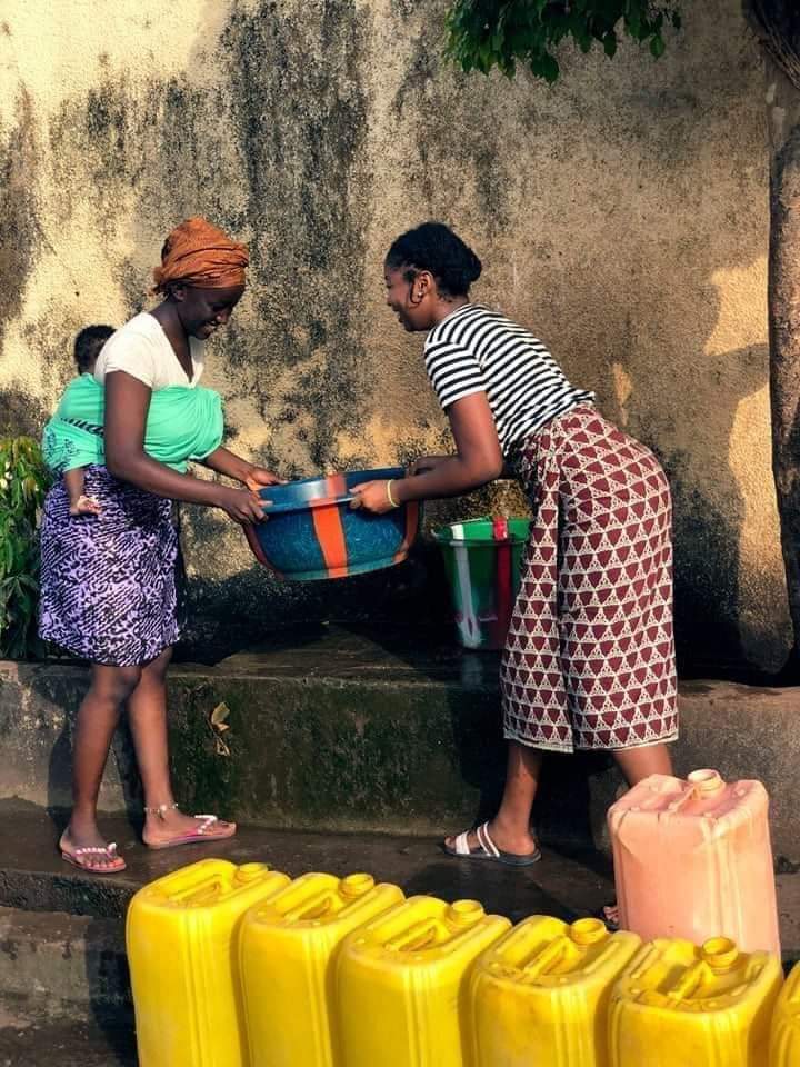 OTinkisso's tweet photo. L'eau est un bien qui vient à manquer, l'approvisionnement en eau potable est en train de devenir une question pratique et une question centrale. 
Notre solidarité permettra de construire des forages, de parrainer des enfants  en zone rurale.
#Water2Me #JourneeMondialeDelEau https://t.co/kSxZQcTUjZ