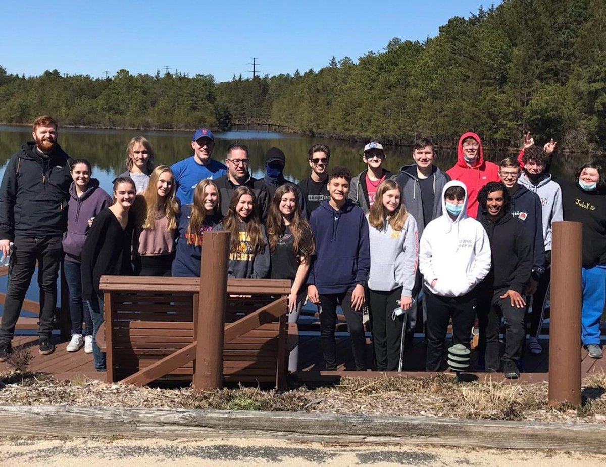 CrossbridgeCom3's tweet photo. Group shot of our Senior High CByouth and leaders from their retreat this past weekend. After having to cancel last year's retreat at the beginning of the pandemic, we are thankful that some of our youth and especially our seniors were able to have a retreat this year. #cbyouth https://t.co/KZINJ5q9Pn