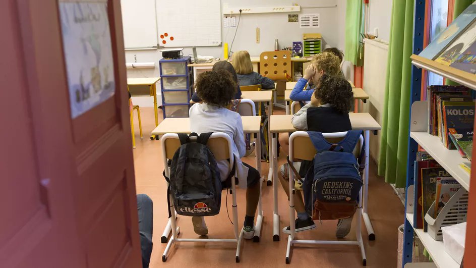 franceinfo's tweet photo. 👉"Dans certaines classes, on arrive à 57 élèves" : les écoles confrontées à une pénurie d'enseignants remplaçants, retrouvez le reportage de @ValentinDuNet  

https://t.co/e0jKUo3I0I https://t.co/Ugcj0tMMiK