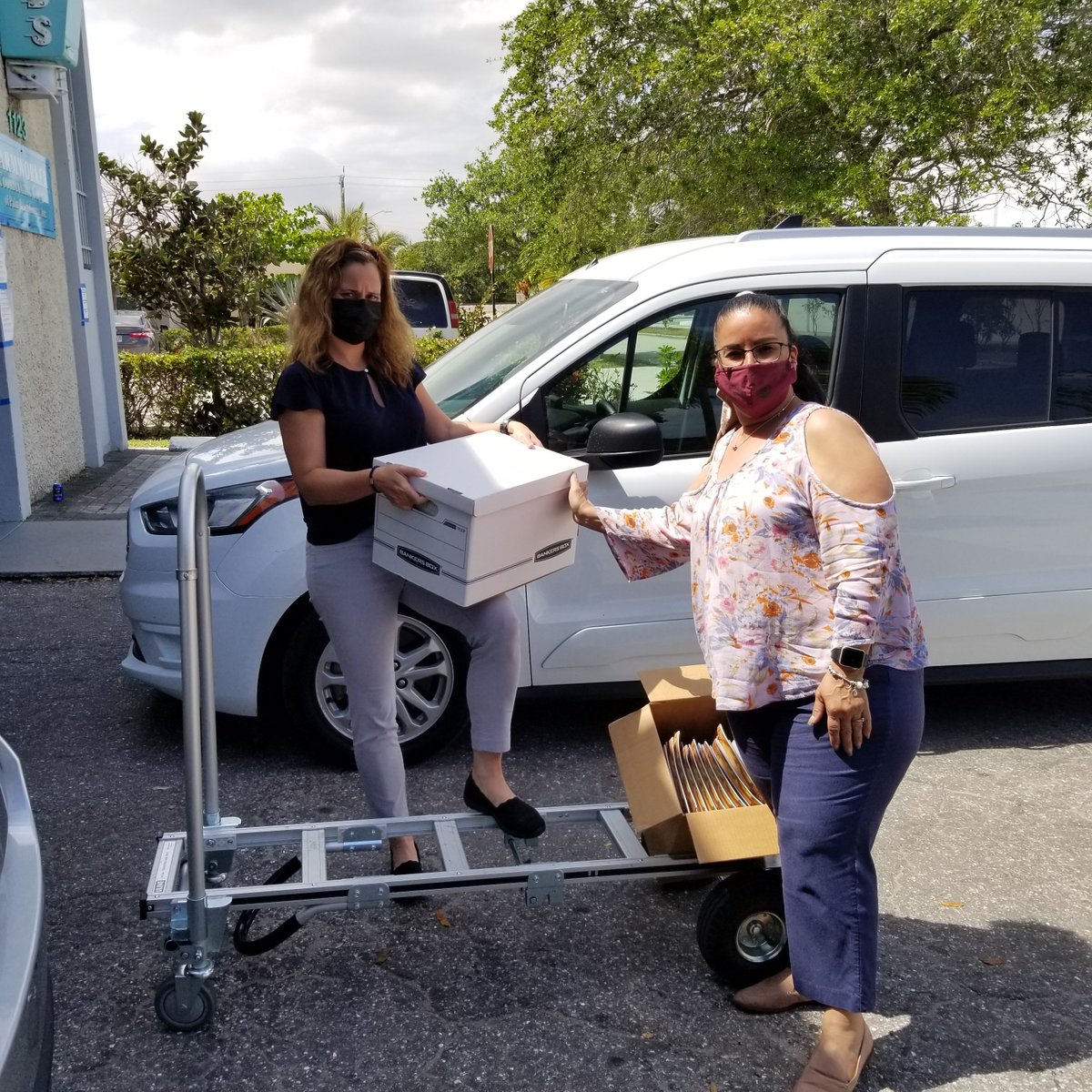 cscpbc's tweet photo. Women United of Palm Beach County is teaming up with the Farmworker Council this month to provide much-needed books to children in our community. CSC is pleased to donate 200 children’s picture books, 100 of them in Spanish. Learn 3 ways to help: https://t.co/LhLocCoxP1 #cscpbc https://t.co/zZKqH1gjHa