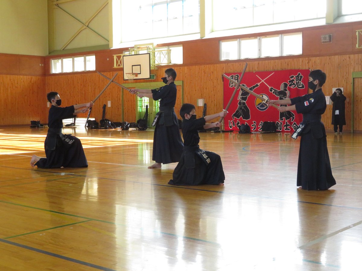 いちょう少年剣士会 山形市 剣道 独自の緊急事態宣言に入ってしまったので 先日の卒業納会の写真です 6年生3人と助っ人の5年生で日本剣道形を7本目まで披露しました なかなか 格好よかった 山形市 剣道 日本剣道形 剣士募集 T Co