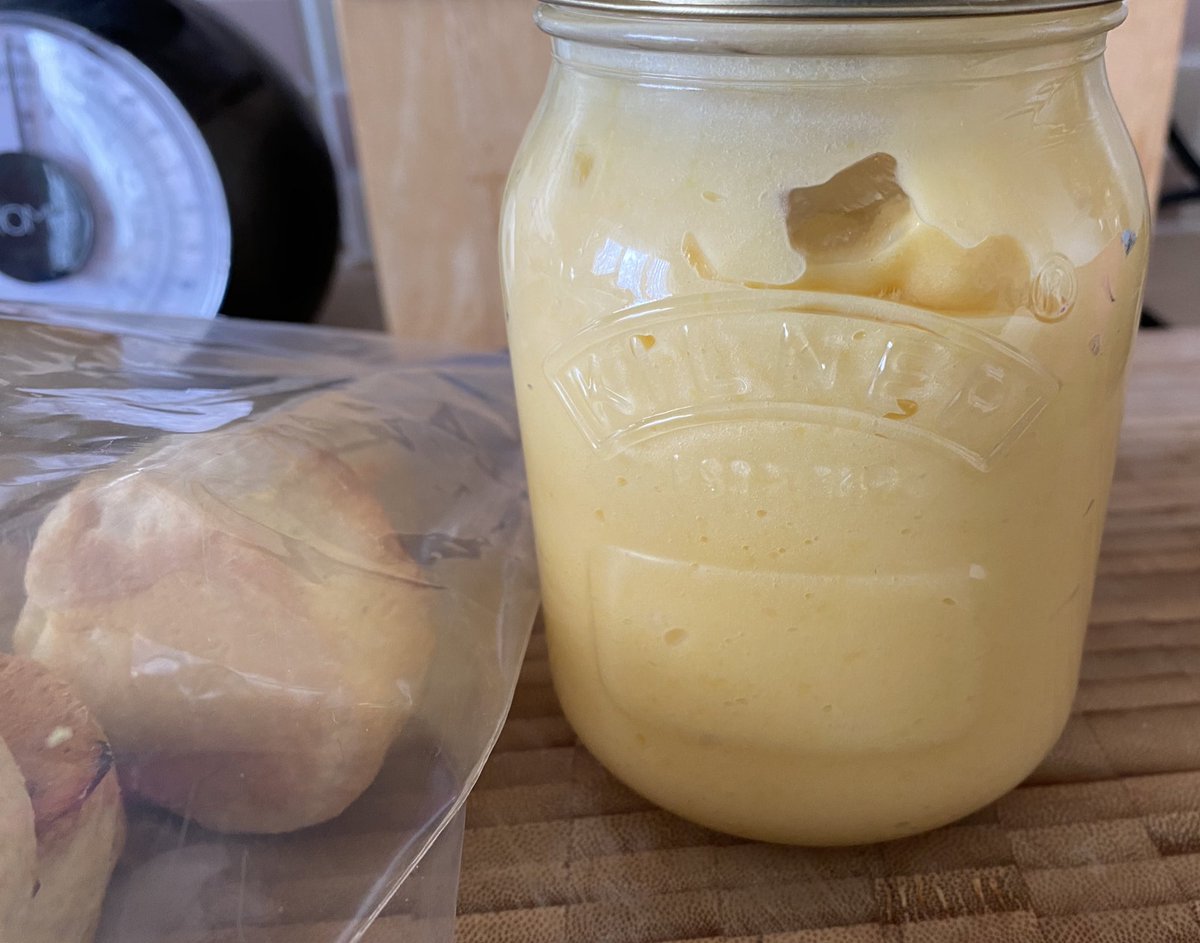 LindaCHoward's tweet photo. Can we talk about the difference in colour between homemade organic Lemon Curd vs high-end supermarket Lemon Curd? 
Both slathered on toasted homemade bagels for the official taste test. 
Totally worth the minimal effort, tastes zingtastic! 🍋🍋 #BlindBaking https://t.co/IRaNtwm25O