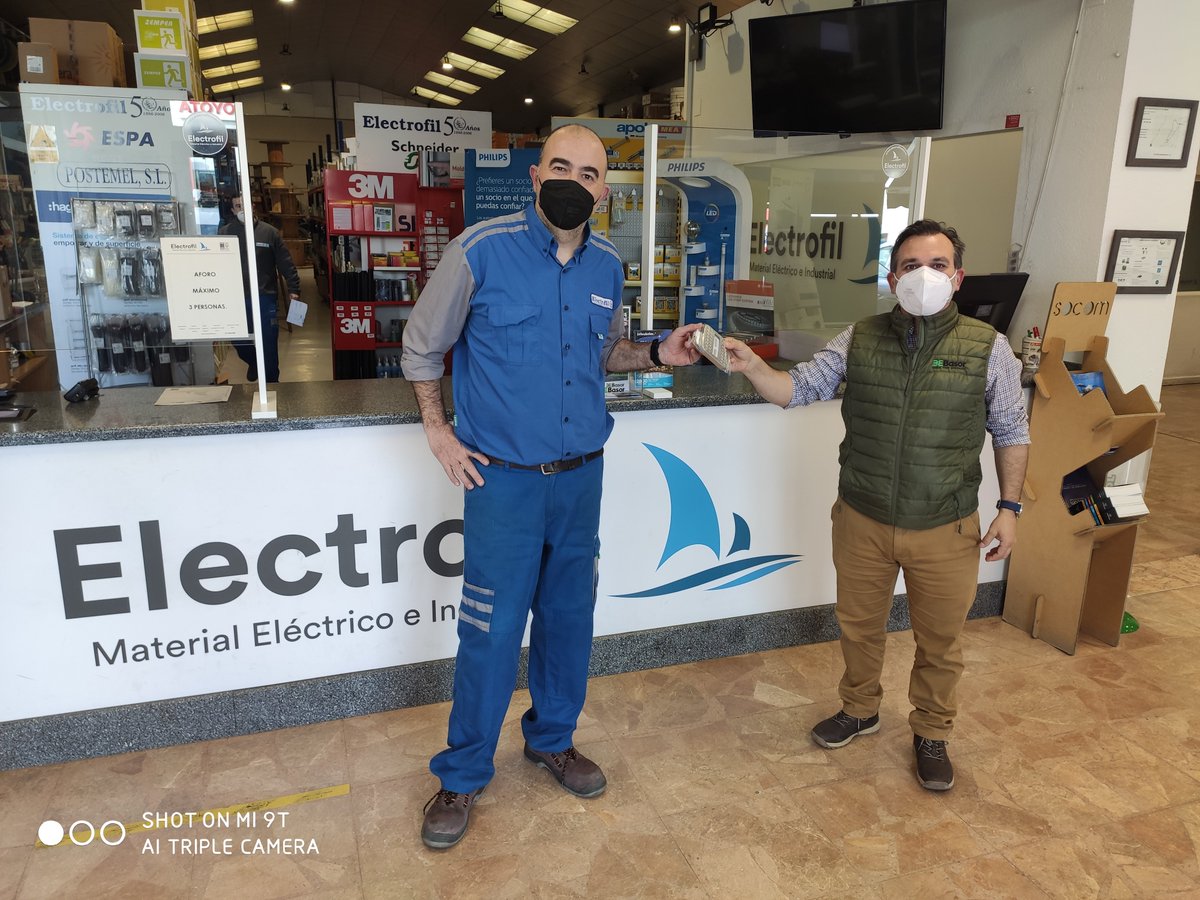 BasorElectric's tweet photo. Nuestro compañero Antonio Ibarra ha hecho entrega de los premios de la campaña "Te mereces una escapada" desarrollada en @ElectrofilOeste Plasencia con nuestras bandejas de PVC #Basorplast #BPE. El empleado Juan Carlos y el instalador Eloy Barrasa de Coria han sido los premiados! https://t.co/iB7WU5NG2l