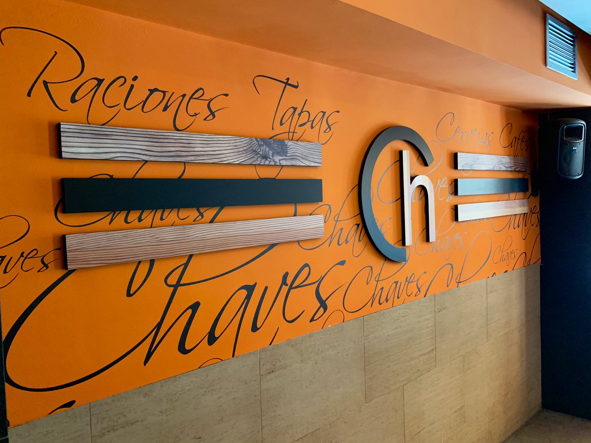 tituloinfo's tweet photo. Disfrutamos decorando de nuevo clientes de hostelería. Hoy concretamente en #mendavia #barchaves #fuerzahosteleria @tituloinfo mejorando imagen de empresa. #rotulos #luminosos #letrascorporeas https://t.co/PoNqg453fO