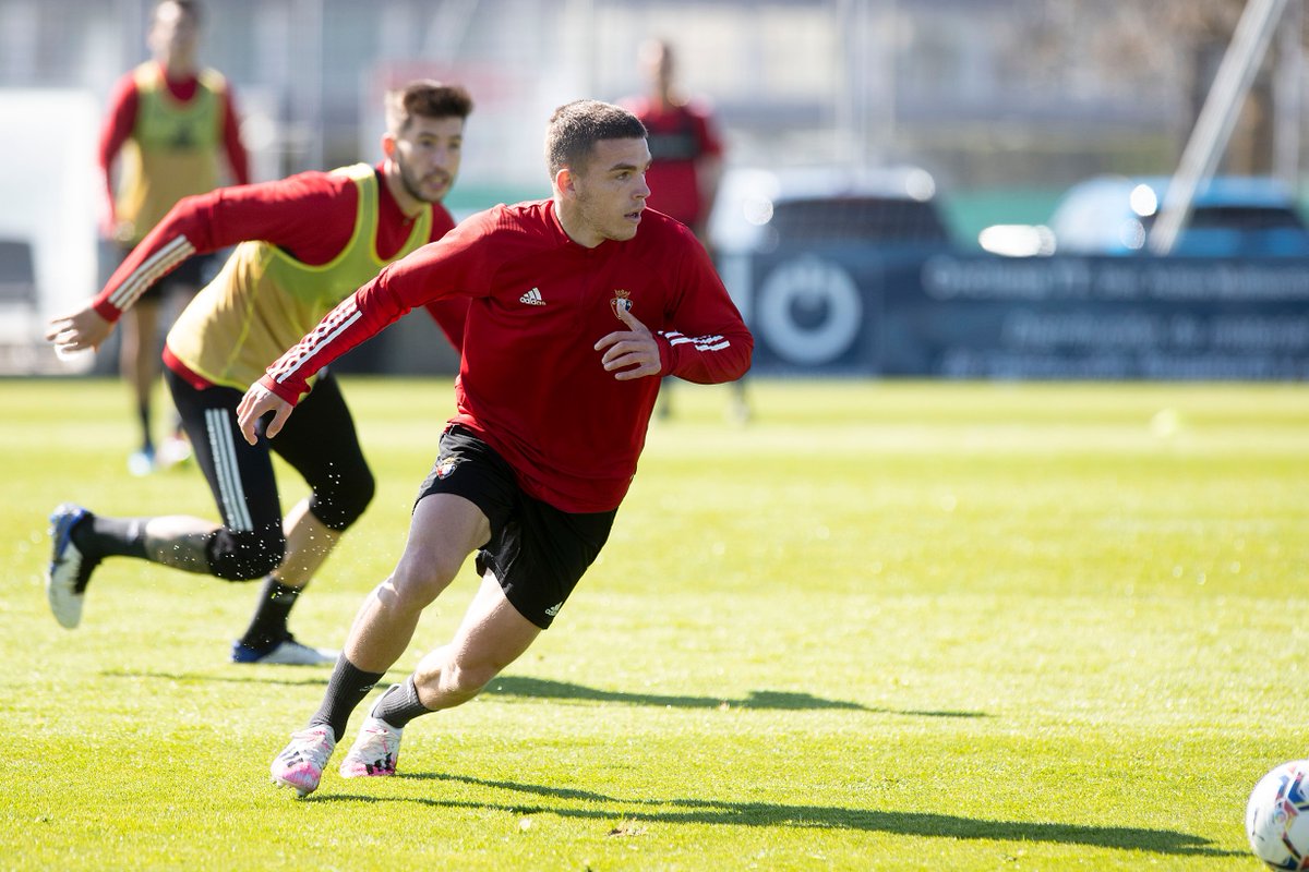 Osasuna's tweet photo. 🏋️‍♂️ ENTRENAMIENTO | #Osasuna completa la segunda sesión de la semana.

▶️ https://t.co/yBDXA7uu5U https://t.co/00ONmYCJZE