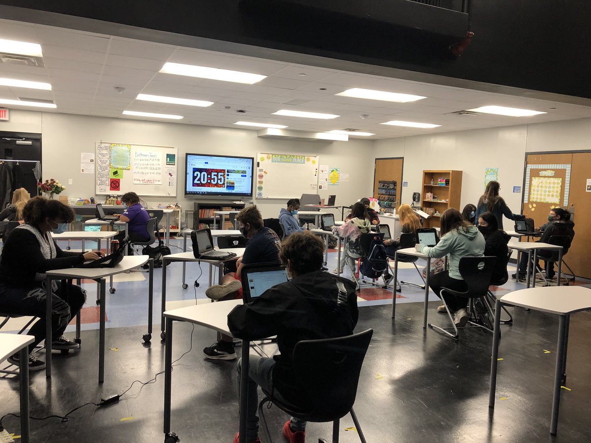 MrsDavisTheatre's tweet photo. Technical Theatre #breakoutgroups for our review! #immslions #liontheatreJR 👩🏻💻 https://t.co/hNBii9zOyP