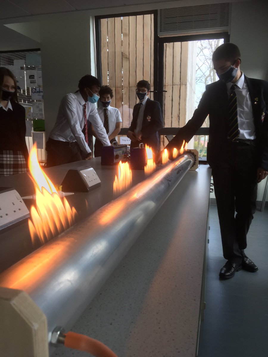 slcScience's tweet photo. Creating Standing waves with Rubens tube #slc #ekst #iop #sunflowerlearning https://t.co/dtLuop6fHd