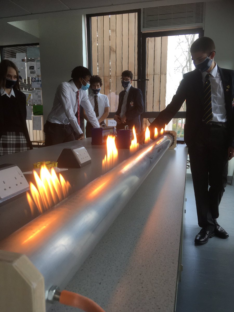 slcScience's tweet photo. Creating Standing waves with Rubens tube #slc #ekst #iop #sunflowerlearning https://t.co/dtLuop6fHd