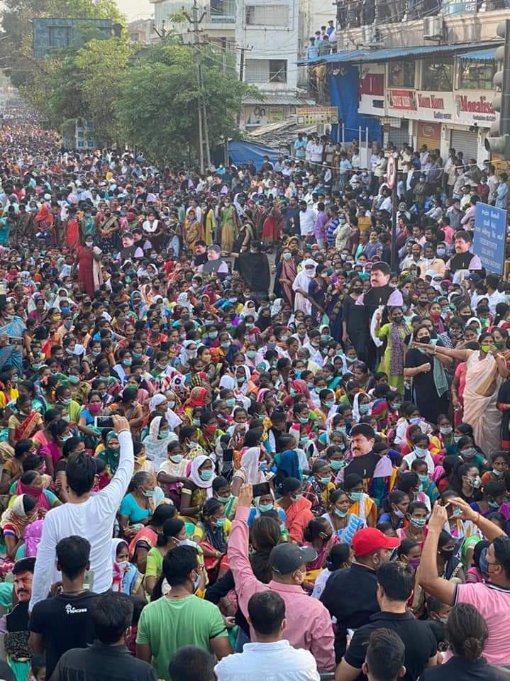 Bhagwanmore5's tweet image. अगर आप सही मायने में जनता के प्रतिनिधि होते हैं तो आपके जाने के बाद भी जनता आपको चाहती है। और आपके साथ खडी रहती है।
एक सच्चे #आदिवासी जन प्रतिनिधि स्वर्गीय मोहन डेलकर जी के साथ भी ऐसा ही कुछ हो रहा है।

 #JusticeForMohanDelkar
#JusticeForMSD