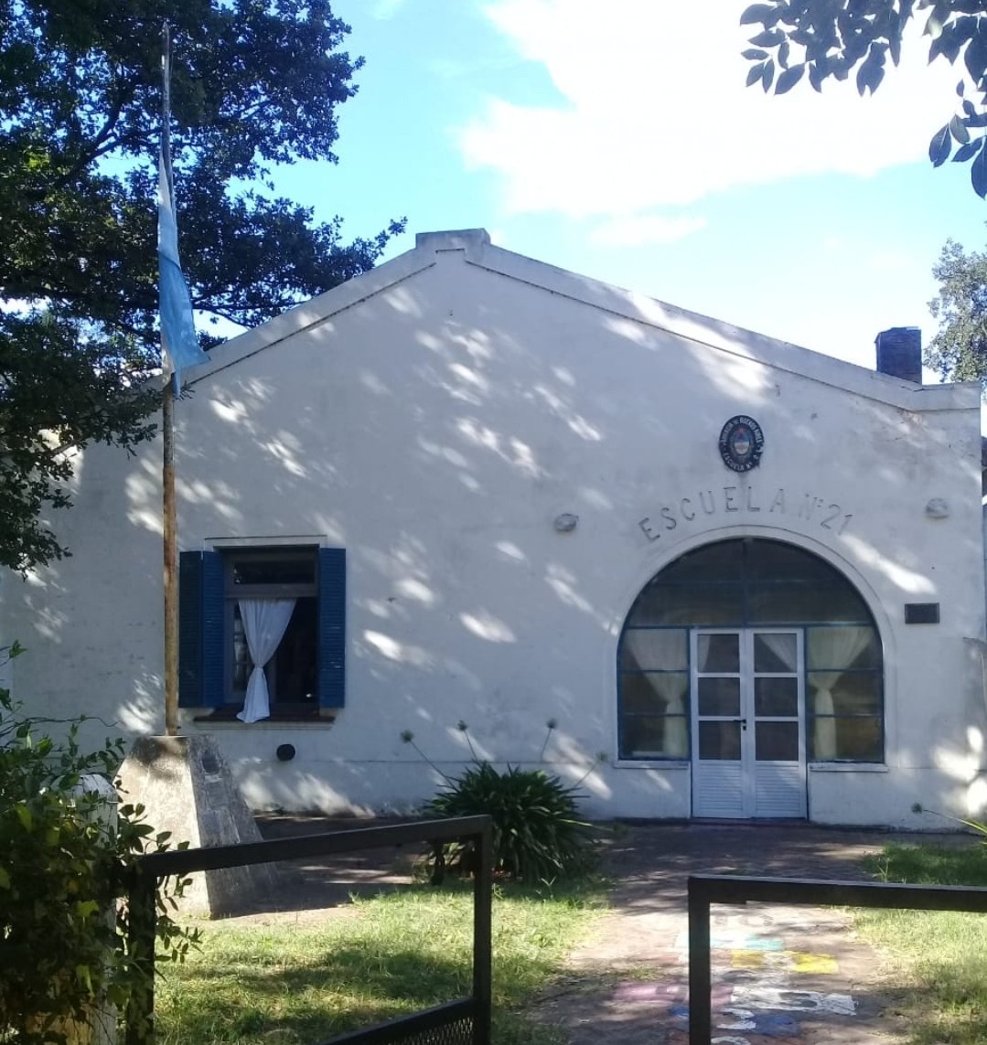 Esta es la Escuela Provincial 21. Tiene 12 alumnos, 4 en Jardín y 8 en Primaria. Todos son hijos de MI EQUIPO TAMBERO.
De ellos hablo cuando grito #SoSTambos 
👇