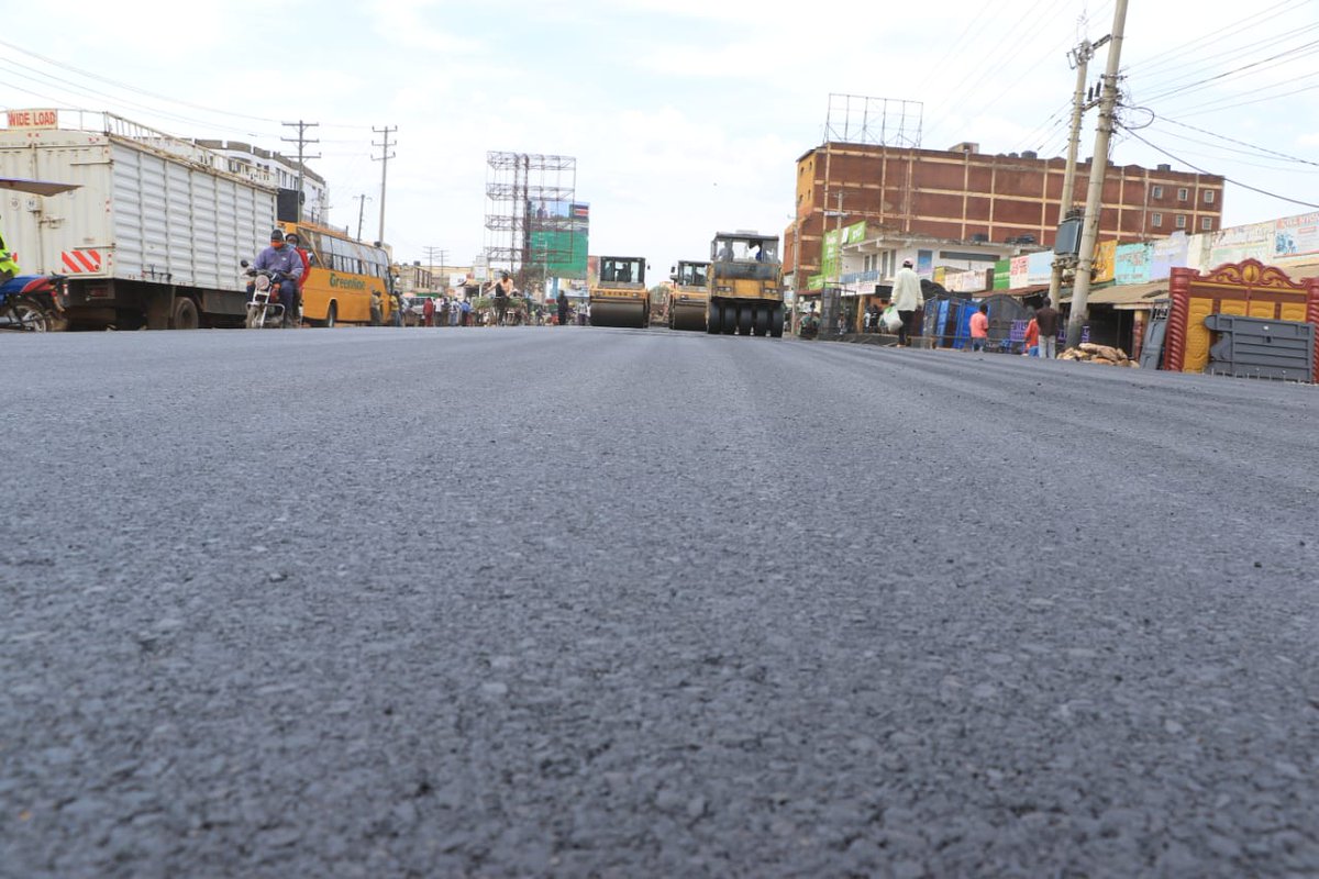 CountyDigitalKe's tweet photo. Devolution is changing counties. The inaugural Kanduyi- Musikoma dual carriageway in Bungoma county, a first of it's kind by @GovWWangamati is taking shape and changing Bungoma town @KenyaGovernors
#DevolutionToday https://t.co/LmYGXZWDOh