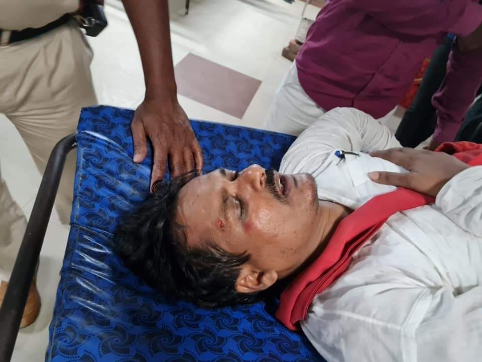 AmitKumarJNUite's tweet photo. लोकतांत्रिक अधिकारों पर लाठी से हमला।
बिहार के लोकतांत्रिक इतिहास में आज का दिन काला दिन हैं।सदन के गरिमा को तार तार कर दिया गया।#नीतीशकुमार_शर्म_करो https://t.co/yzpeT3vbfH