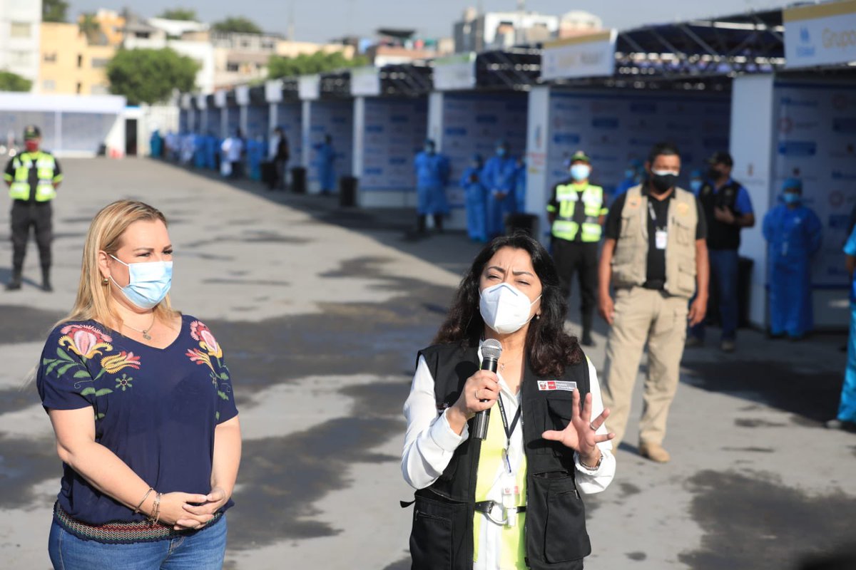 FioreMolinelli's tweet photo. Hoy desde muy temprano la Premier @VBermudezV supervisó el autovacunatorio Estadio Monumental, que cuenta con una capacidad de 5 mil atenciones diarias. A la fecha @EsSaludPeru ha vacunado a 45 mil adultos mayores aproximadamente.
#VacunarseEsSalud
#seguimosenguardia https://t.co/DKWGcJddtZ