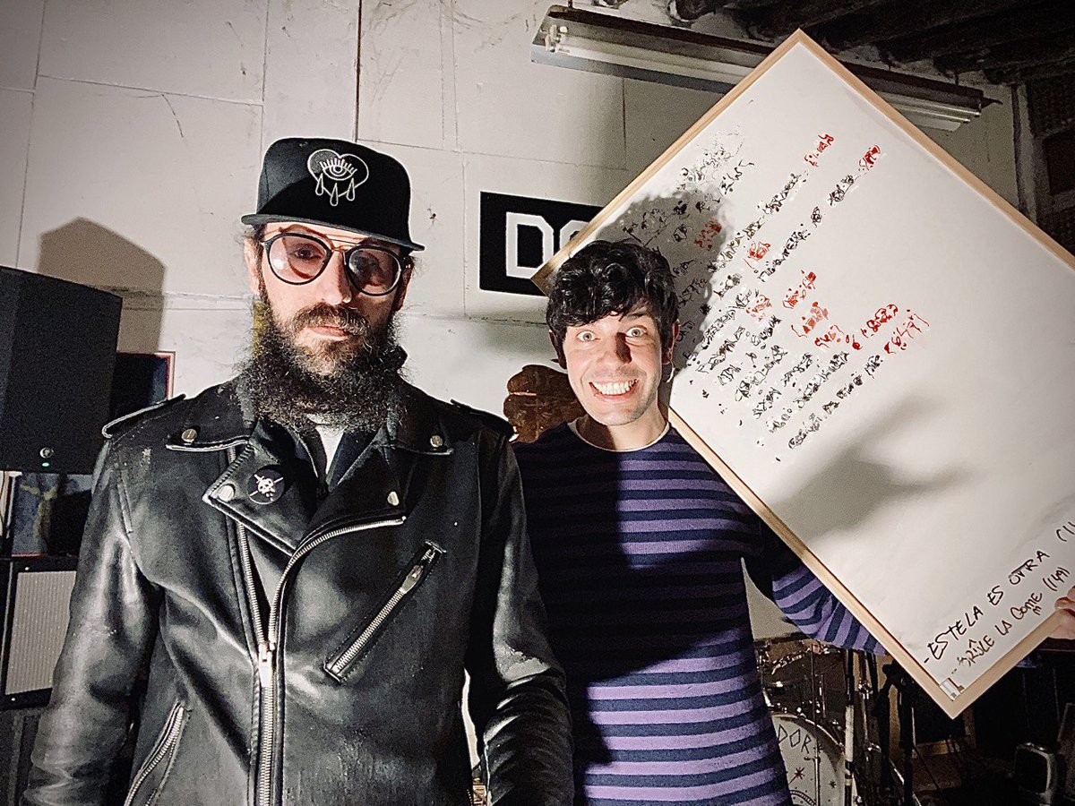 ⚠️ Noticias frescas⚠️
¿Veis esa pizarra? Pues en ella se hallan todas las canciones de nuestra próxima grabación; incluso el título del disco. 😉

Poco a poco, chavalada. Poco a poco.

🤘🏼

--Se acaba el mundo, empieza Domador--