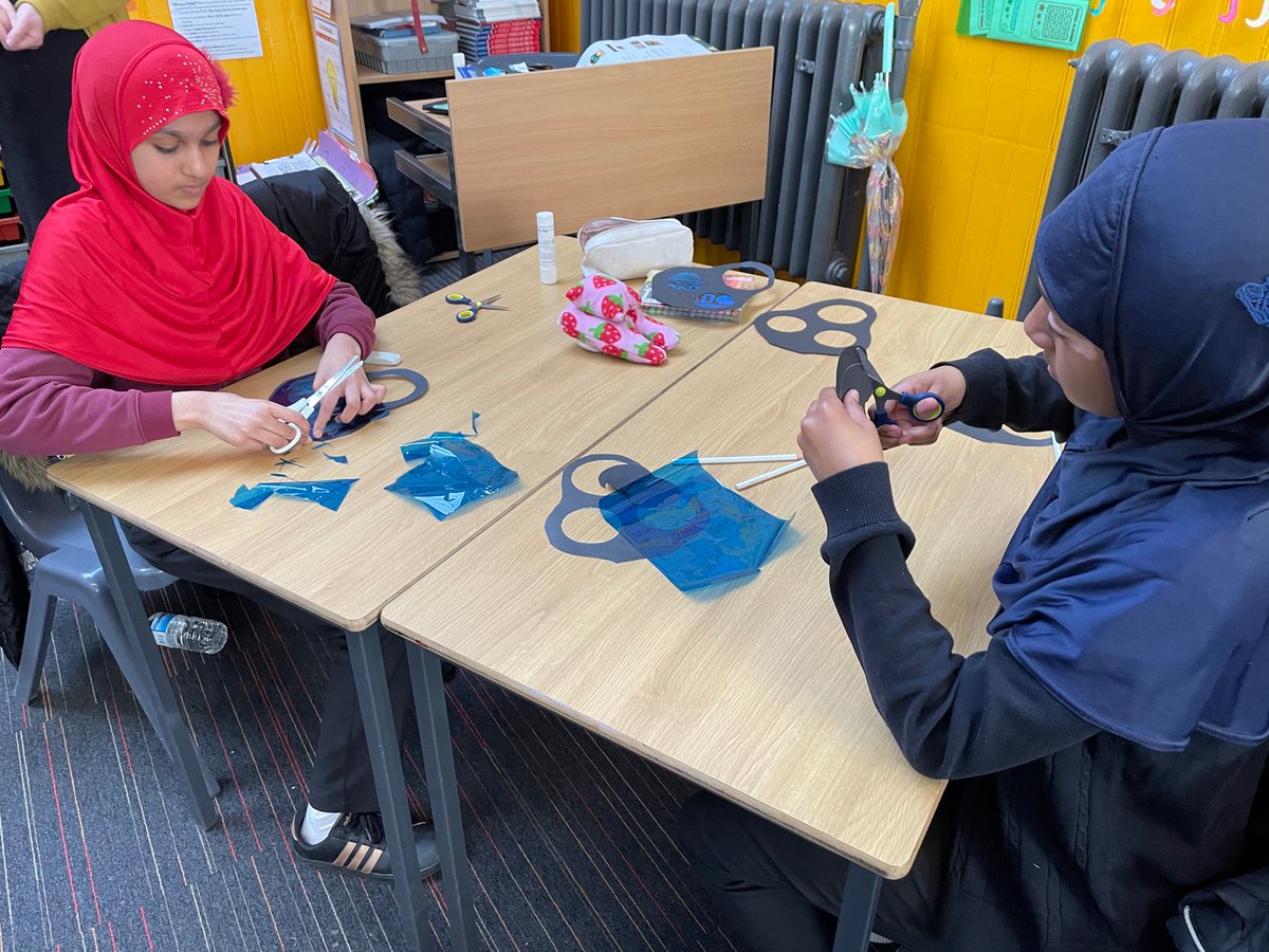 PPSP7B's tweet photo. Making gas masks this afternoon as part of our preparation for our V.E Day party next week! We have been learning about why children had to take these to school every day! 😷 ✂️ 🎨 https://t.co/TYuGIEDqfE
