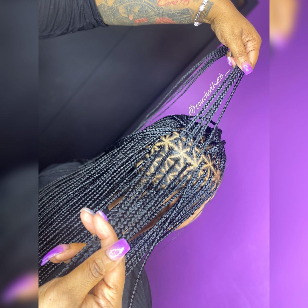 Touchedbytb_'s tweet photo. Trigonometry 💜 class is in SESSION📒.... I did KNOT COME TO PLAY WITH THESE SHAPES 🔼🔽... parts perfectly PARTED WITH #TOUCHEDBYTBPARTINGCOMB #travelingbraider #cleveland #braidersnails #ombrenails #knotlessbraids #knotlessboxbraids #trianglebraids #trianglebraids https://t.co/zwL7pnovv8