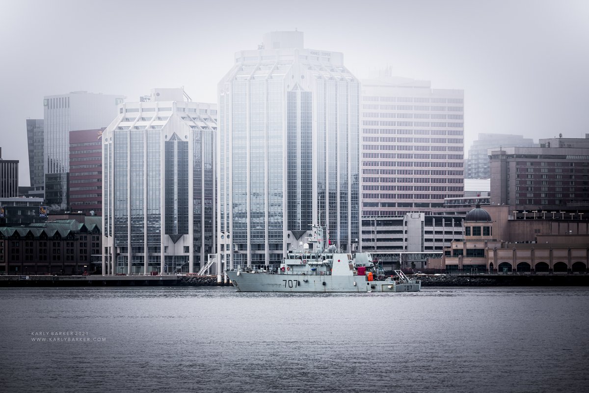 karliaa_b's tweet photo. A foggy morning on the harbour as HMCS Goose Bay (MM 707) heads out to sea. @GooseBayCO @Sam_A_Mercier @RCN_MARLANT @RoyalCanNavy #HalifaxNS #RCNavy #Foggy #nswx #KingstonClass #mcdv #HMCSGooseBay https://t.co/70H0oT0h0n