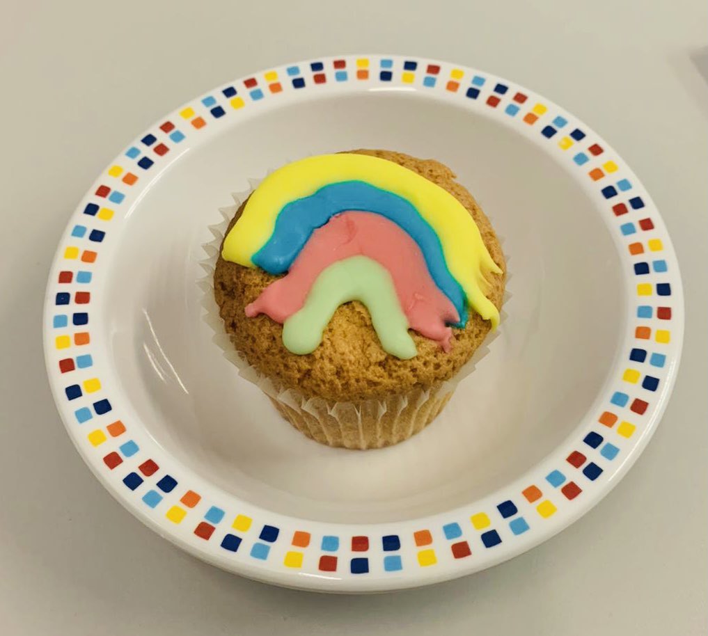 Roscoe_Primary's tweet photo. Thank you to our Chef Jo for our delicious rainbow cakes 🧁🌈 💜❤️💚💙🧡💗 https://t.co/IVNGYzqBnP