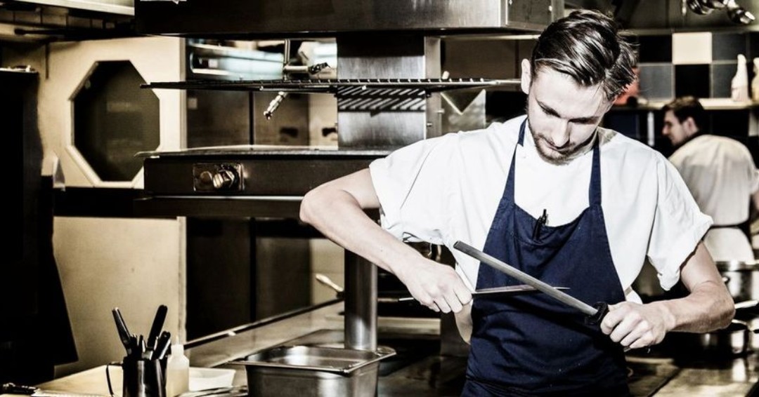 We're looking for a Sous Chef for a beautiful family hotel on the Cornwall coast with an enviable reputation - Up to £28,000.

May 2021 start. The right candidate will have a positive attitude, be enthusiastic and able to cover the whole kitchen.

paramountpersonnel.com/vacancies/1450…