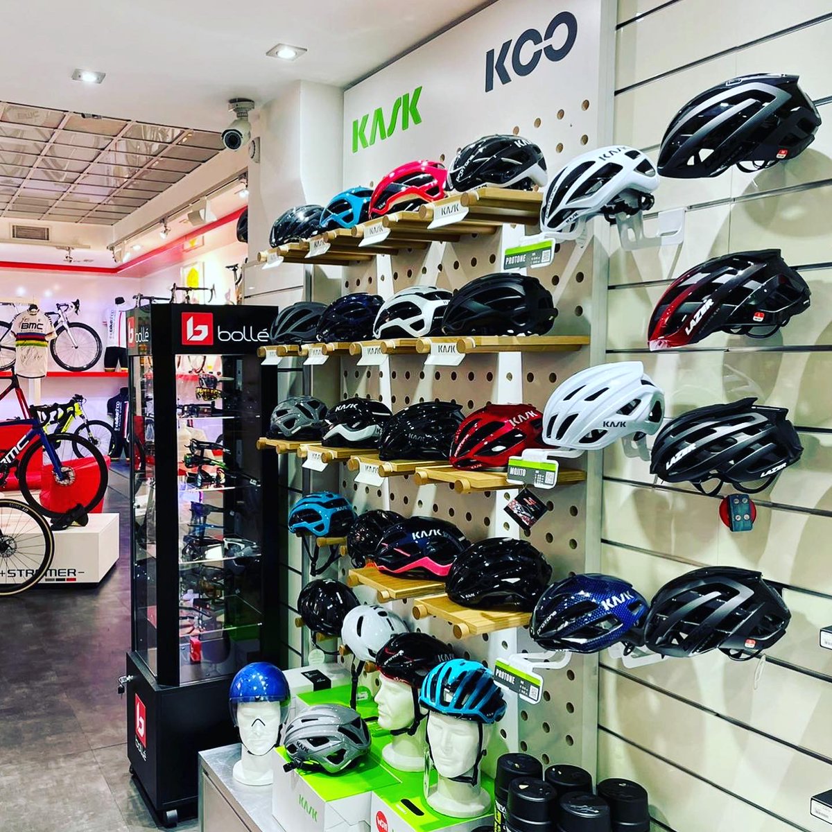 thebikeshopmc's tweet photo. Pour tous vos besoins en équipement ou accessoires de vélo, soyez les bienvenus dans notre shop. Nous sommes là pour vous conseiller et vous assister ! Helmets, cycling shoes, tyres, sunglasses or the best sports nutrition, we have it all in stock for you! 🏬🇲🇨 7, Rue des Açores! https://t.co/I0t0q7ytLL