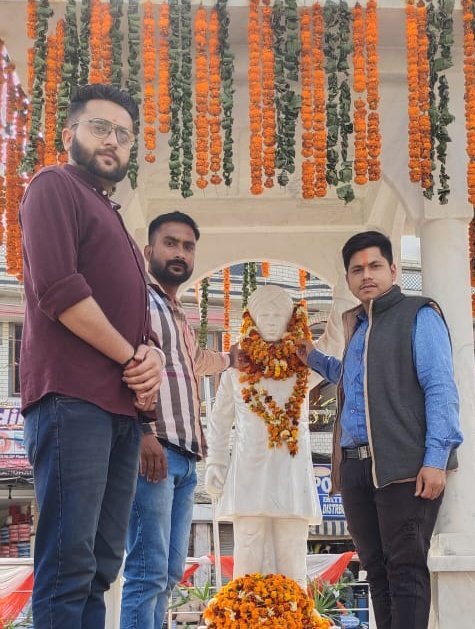 BobinSharma3's tweet photo. #शेर चढ़ गए #फांसी पर, #आजाद #वतन करने के लिए
#महान #क्रांतिकारी #अमर #शहीद #भगत #सिंह #सुखदेव 
एवं #राजगुरु के #बलिदान #दिवस पर कोटि कोटि #नमन
#इंकलाब #जिंदाबाद🙏 🙏🙏 https://t.co/new6jcDFCY