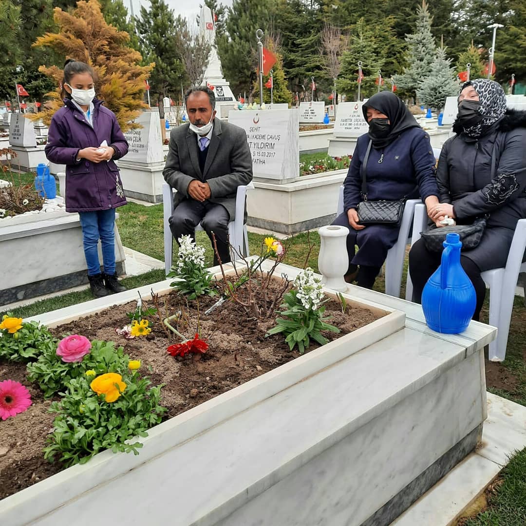 SehitBulent's tweet photo. Şehidimiz Bülent Doğan ı şehadetinin üçüncü seneyi devriyesinde okul müdürü ve müdür yardımcıları olarak kabri başında dualarla yad ettik. Şehidimizin şahsında tüm şehitlerimize Allah'tan rahmet yakınlarına sabır diliyoruz. Ruhları şad mekanları cennet olsun.#şehit @arahman156 https://t.co/et7F0QxoHR