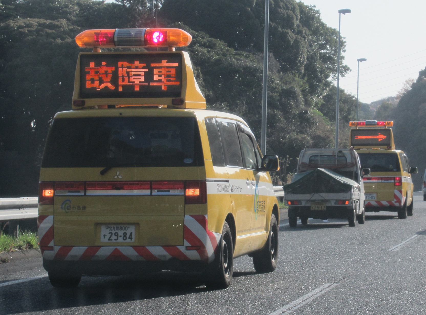 Kitakyu Pc 北九州都市高速道路で故障車を牽引する 都市高速管理隊巡回車デリカ トンネルが連続する区間で故障し車 線上に停止していた軽トラックをけん引して排除中 後方にはもう1台別の巡回車が後尾警戒で配置されている T Co Bvnnfuzj64