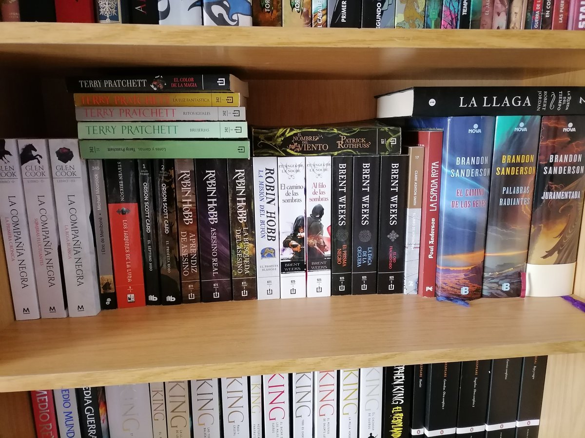 nickonero4's tweet photo. Aquí más fantasía con unos cuantos tochazos del innombrable, ediciones bonitas y gordas de @NovaCiFi https://t.co/r9xBE5MX3O