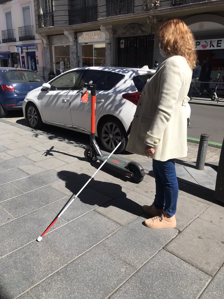 RafaRodrigoZ's tweet photo. Que dice mi amiga Lupe (ciega) que cuando dejemos la bici o el patinete en la acera... nos acordemos de la barrera que puede suponer para las personas que no ven https://t.co/nmEXVggGQd