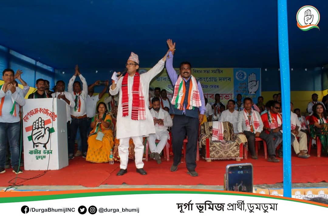durga_bhumij's tweet photo. আজি ডুমডুমাৰ টঙনা খেলপথাৰত @GauravGogoiAsm ডাঙৰীয়াৰ লগতে কংগ্ৰেছ দলৰ বিষয়ববীয়াৰ, কৰ্মীসকল আৰু বহু সংখ্যক স্থানীয় ৰাইজ উপস্থিতিত এখনি নিৰ্বাচনী প্ৰচাৰ সভা অনুষ্ঠিত হয়। আগন্তুক নিৰ্বাচনটো যাতে এনেদৰেই ৰাইজৰ মৰম, সঁহাৰি আৰু সহযোগিতা লাভ কৰো তাৰেই কামনা কৰিলোঁ।
#AssamElection https://t.co/FNMckK9joF