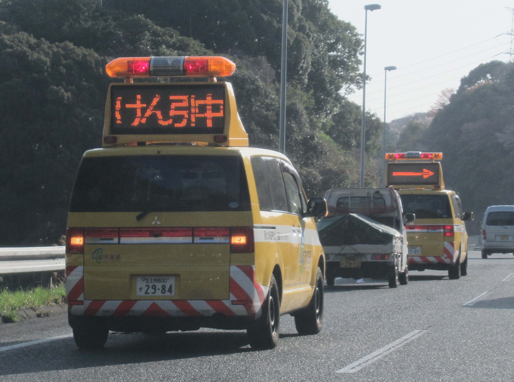 Kitakyu Pc 北九州都市高速道路で故障車を牽引する 都市高速管理隊巡回車デリカ トンネルが連続する区間で故障し車 線上に停止していた軽トラックをけん引して排除中 後方にはもう1台別の巡回車が後尾警戒で配置されている T Co Bvnnfuzj64