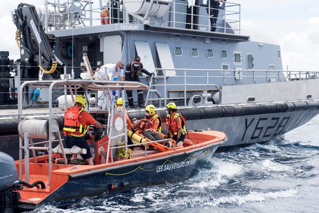 EtatMajorFR's tweet photo. Antilles : le 18/03, un incendie s’est déclaré à bord de l’Anse Bleue, un bateau de transport de passagers.
S'appuyant sur le dispositif ORSEC, cet exercice de sauvetage, baptisé CAPINAV, a mobilisé de nombreux moyens interministériels. #Focus
➡ https://t.co/C2m5p5oEMR https://t.co/GUuryQXscl