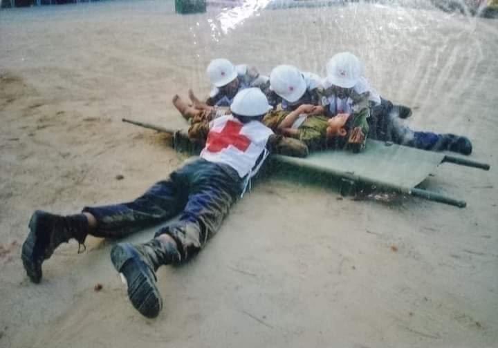 PiiEsther's tweet photo. The world_ know?
Army and police in Mandalay
Donors and ambulances
The Red Cross was also shot
How the injured were carried out with great difficulty.#WhatsHappeningInMyanmar #23MarchCoup https://t.co/A1KJg8dwuE