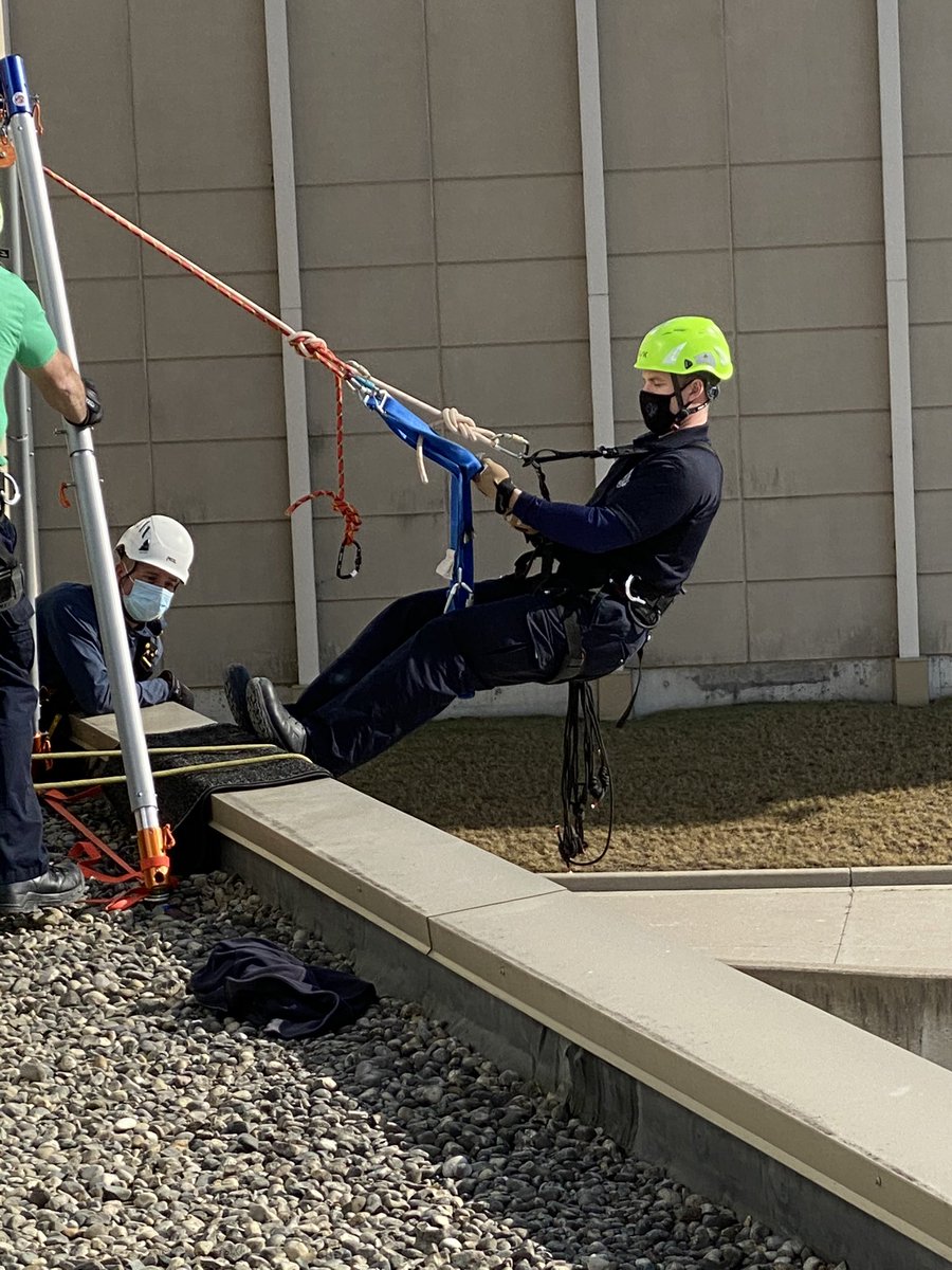 MarkTreglio's tweet photo. #IAFFecho @IAFFnewsdesk : RT @WPFFA_Local_455: ICYDK -#Windsor is one of 4 municipalities that are part of the Provincial Urban Search and Rescue (USAR) program.  Team members participating in some technical rescue training, learning and expanding their … https://t.co/EbgoOdLYV0