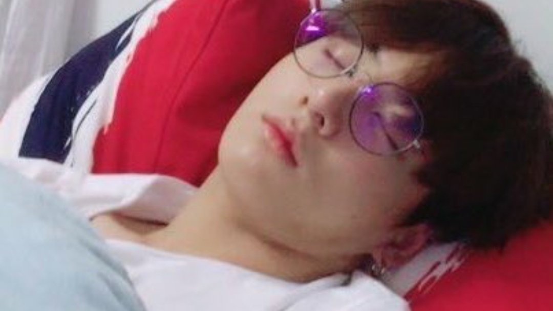 chucklesbts's tweet photo. jungkook is such a pretty sleeper 😭🥺 https://t.co/Cxb7i01IZj
