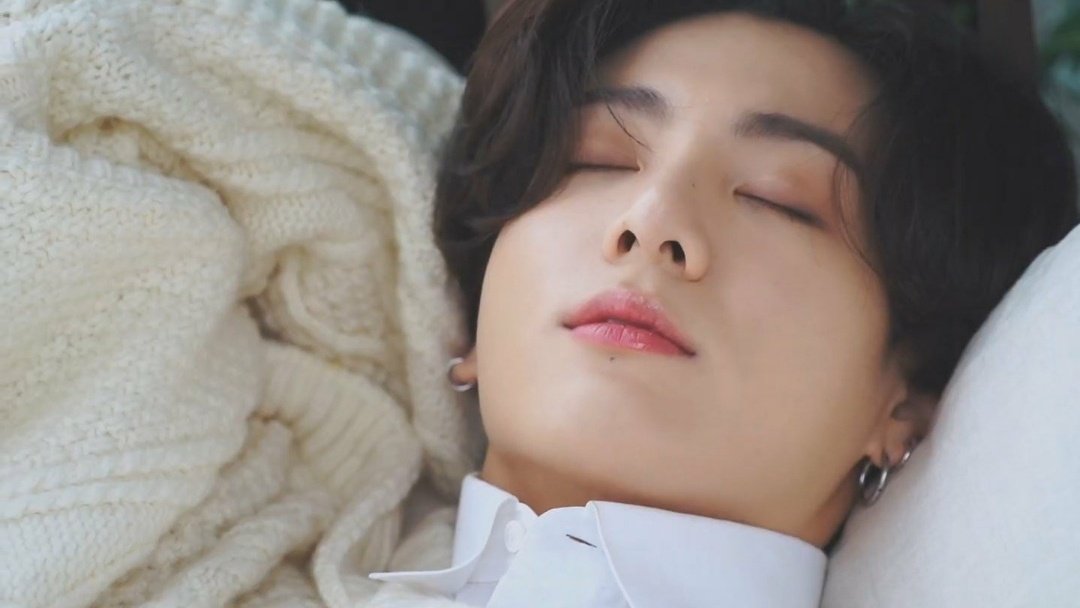 chucklesbts's tweet photo. jungkook is such a pretty sleeper 😭🥺 https://t.co/Cxb7i01IZj