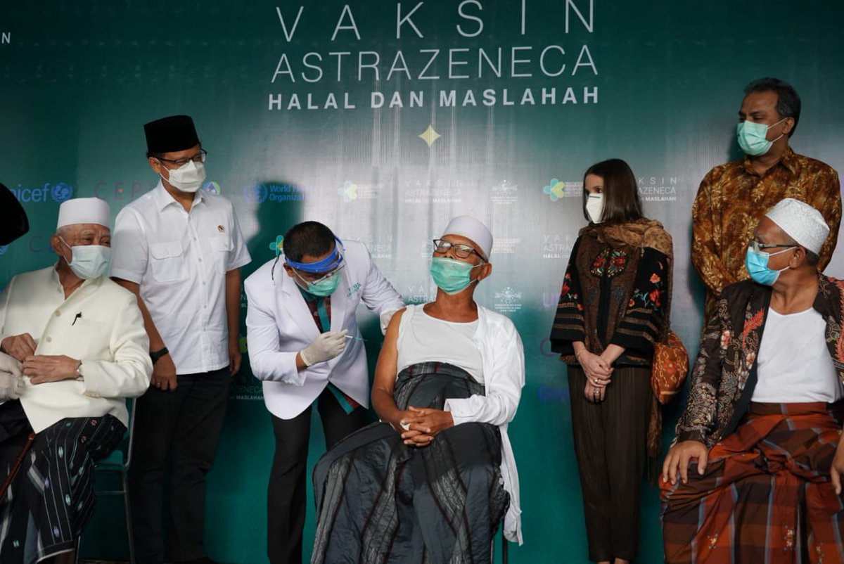KemenkesRI's tweet photo. #RilisSehat

Kyai dan Pengurus PWNU Jawa Timur Terima Suntikan Vaksin AstraZeneca Dosis Pertama @KemenkesRI 

https://t.co/NmLXfB9HEX https://t.co/lx7xW419OG