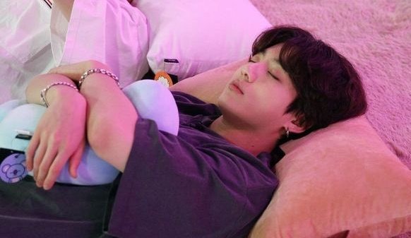 jeonss97's tweet photo. Jungkook sleeping gonna melt your heart 🥺 https://t.co/IRf6oEou8i
