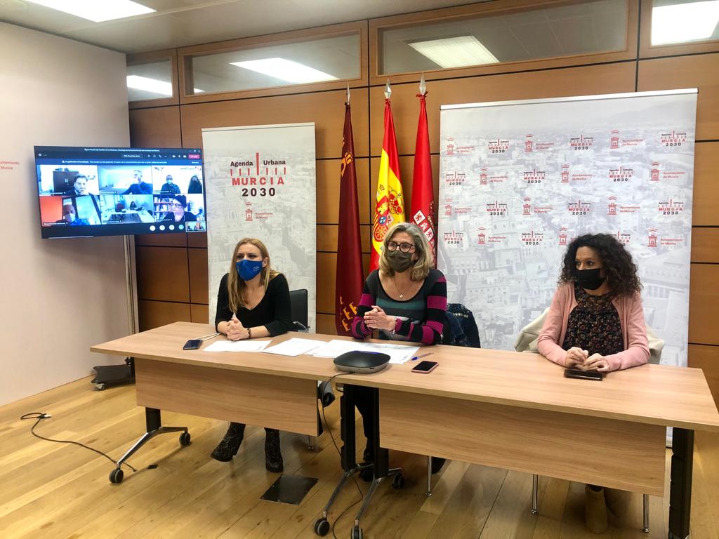 Murcia2030's tweet photo. Hoy se ha celebrado la segunda #ÁgoraVirtual sobre la Estrategia de #EconomíaCircular del @AytoMurcia a la cual ha acudido la concejala de Agenda Urbana y Gobierno Abierto @MerBernabe. Esta fase de consulta ha centrado en analizar la Gestión de Residuos.
#AgendaUrbana2030 https://t.co/5XOIXVrPMD