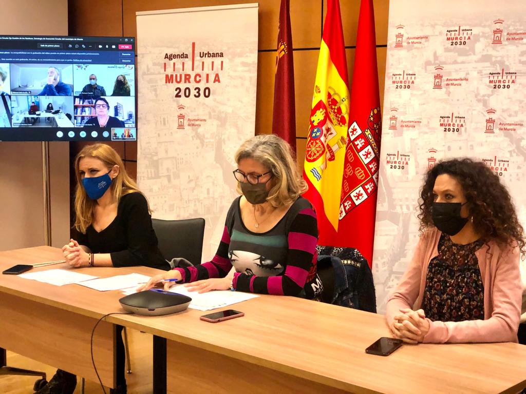 Murcia2030's tweet photo. Hoy se ha celebrado la segunda #ÁgoraVirtual sobre la Estrategia de #EconomíaCircular del @AytoMurcia a la cual ha acudido la concejala de Agenda Urbana y Gobierno Abierto @MerBernabe. Esta fase de consulta ha centrado en analizar la Gestión de Residuos.
#AgendaUrbana2030 https://t.co/5XOIXVrPMD